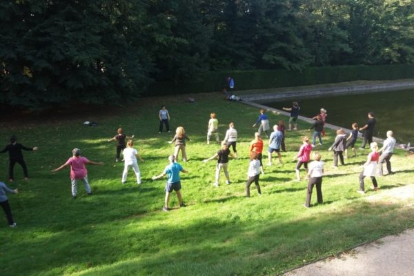 Cours de Qi Gong en plein air au parc de Sceaux