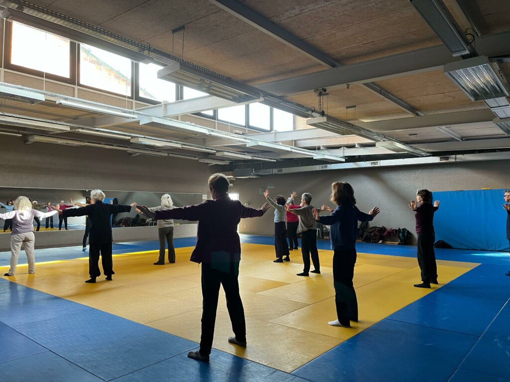 Cours de Qi Gong en salle à Sceaux