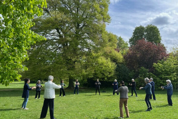 Cours de Qi Gong au parc du chateau St Germain en laye Cours de Qi Gong au parc du chateau St Germain en laye